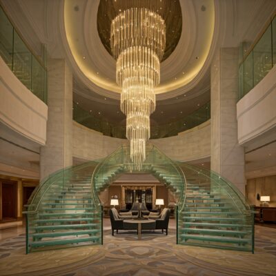 Cầu thang kính uốn dán an toàn